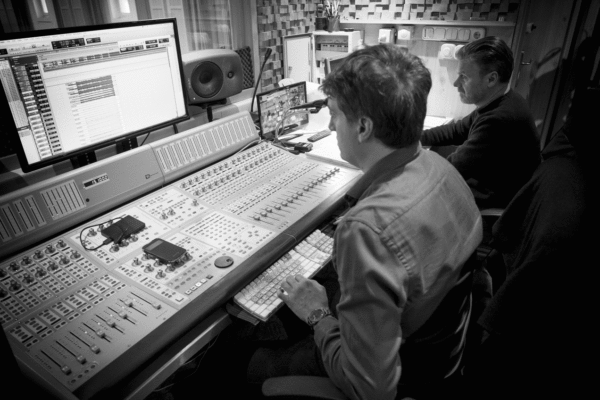 08-es-control-booth-budapest-david-bickerstaff
